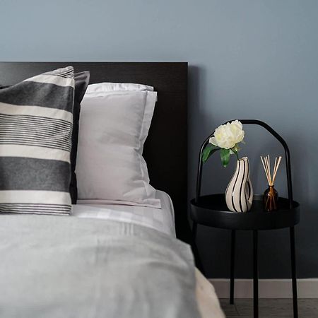 Chic Black & White 2Br Retreat On Dambovitei บูคาเรสต์ ภายนอก รูปภาพ