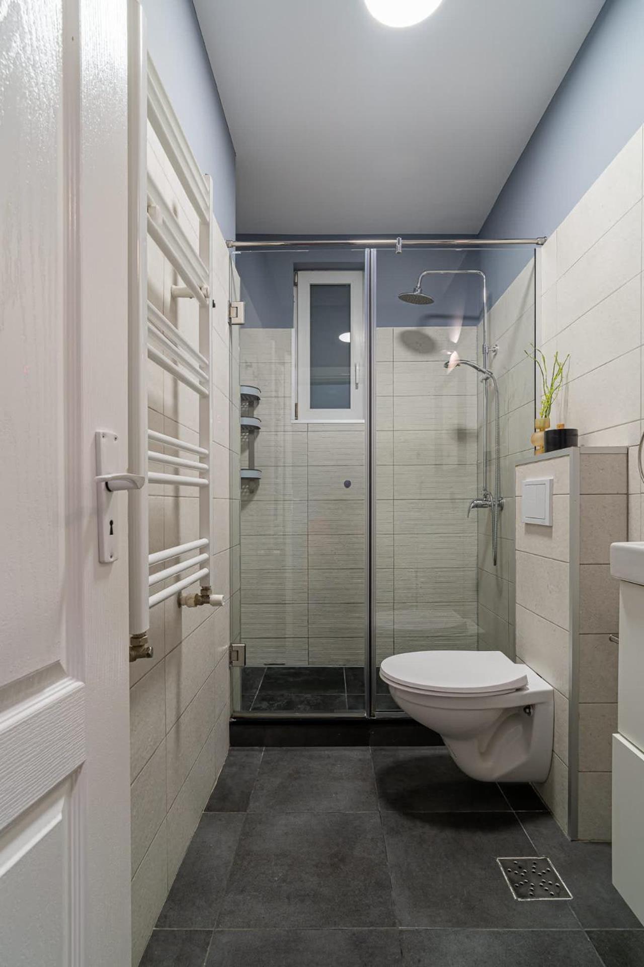 Chic Black & White 2Br Retreat On Dambovitei บูคาเรสต์ ภายนอก รูปภาพ