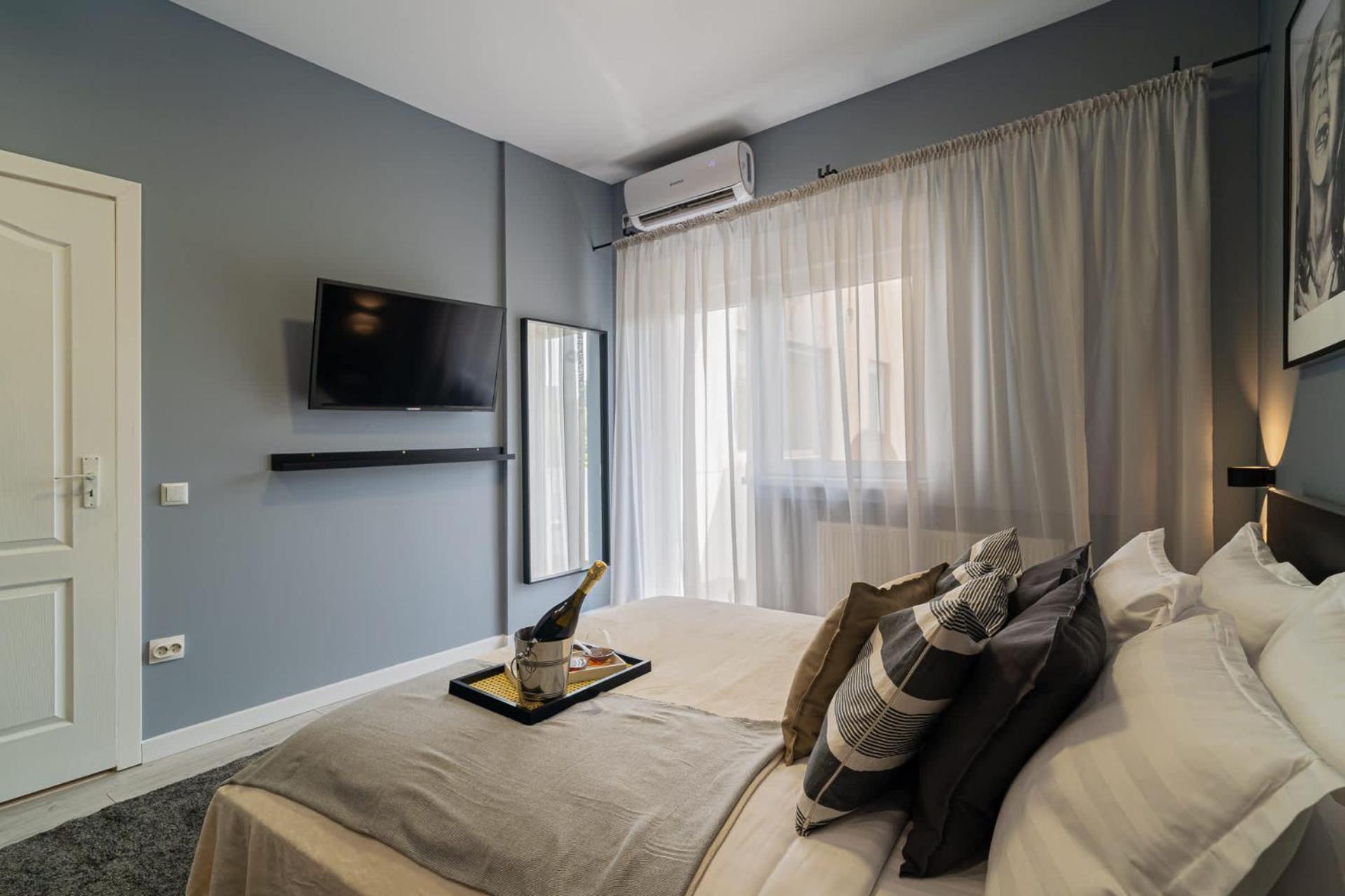 Chic Black & White 2Br Retreat On Dambovitei บูคาเรสต์ ภายนอก รูปภาพ