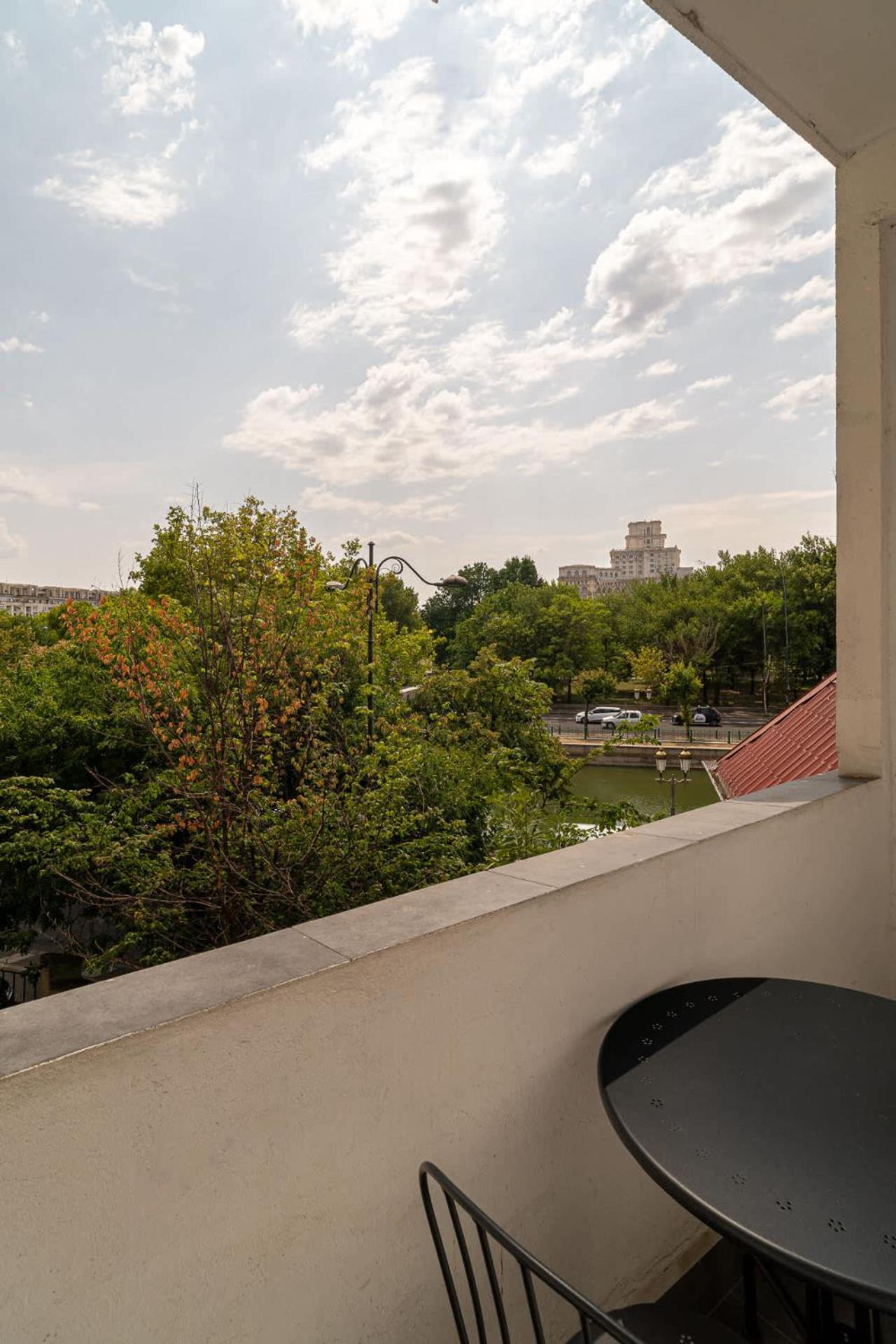 Chic Black & White 2Br Retreat On Dambovitei บูคาเรสต์ ภายนอก รูปภาพ